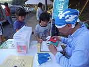 シャンティ国際ボランティア会（SVA）の「いわてを走る移動図書館プロジェクト」の活動(岩手県陸前高田市 2011年7月17日)