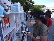 シャンティ国際ボランティア会（SVA）の「いわてを走る移動図書館プロジェクト」の活動(岩手県陸前高田市 2011年7月17日)