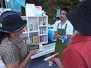 シャンティ国際ボランティア会（SVA）の「いわてを走る移動図書館プロジェクト」の活動(岩手県陸前高田市 2011年7月17日)