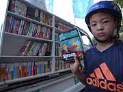 シャンティ国際ボランティア会（SVA）の「いわてを走る移動図書館プロジェクト」の活動(岩手県陸前高田市 2011年7月17日)