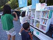 シャンティ国際ボランティア会（SVA）の「いわてを走る移動図書館プロジェクト」の活動(岩手県陸前高田市 2011年7月17日)