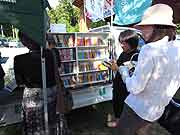 シャンティ国際ボランティア会（SVA）の「いわてを走る移動図書館プロジェクト」の活動(岩手県陸前高田市 2011年7月17日)