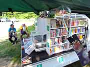 シャンティ国際ボランティア会（SVA）の「いわてを走る移動図書館プロジェクト」の活動(岩手県陸前高田市 2011年7月17日)