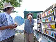 シャンティ国際ボランティア会（SVA）の「いわてを走る移動図書館プロジェクト」の活動(岩手県陸前高田市 2011年7月17日)