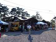 イオンスーパーセンターモビリア出張販売所（オートキャンプ場モビリア内 陸前高田市小友町獺沢仮設団地隣接仮設店舗）(岩手県陸前高田市 2011年7月17日)