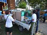 シャンティ国際ボランティア会（SVA）の「いわてを走る移動図書館プロジェクト」の活動(岩手県陸前高田市 2011年7月17日)