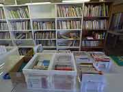 岩手県遠野市のSVA岩手事務所での移動図書館の準備作業(岩手県遠野市 2011年7月18日)