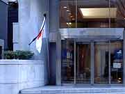 半旗が掲げられる1.17の三宮の街(神戸市中央区・神戸朝日ビル 2011年1月17日)