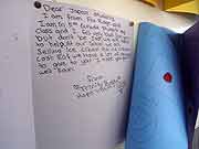 世界や日本全国から門脇小学校に寄せられたメッセージ (宮城県石巻市・門脇中学校内門脇小学校 2011年7月20日)