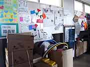 世界や日本全国から門脇小学校に寄せられたメッセージ (宮城県石巻市・門脇中学校内門脇小学校 2011年7月20日)