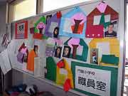世界や日本全国から門脇小学校に寄せられたメッセージ (宮城県石巻市・門脇中学校内門脇小学校 2011年7月20日)