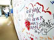 世界や日本全国から門脇小学校に寄せられたメッセージ (宮城県石巻市・門脇中学校内門脇小学校 2011年7月20日)