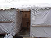 門脇中学校避難所の周辺の様子 (宮城県石巻市・門脇中学校 2011年7月20日)