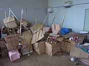 門脇中学校避難所の周辺の様子 (宮城県石巻市・門脇中学校 2011年7月20日)