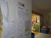 門脇中学校避難所の周辺の様子 (宮城県石巻市・門脇中学校 2011年7月20日)