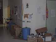 門脇中学校避難所の周辺の様子 (宮城県石巻市・門脇中学校 2011年7月20日)