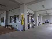 門脇中学校避難所の周辺の様子 (宮城県石巻市・門脇中学校 2011年7月20日)