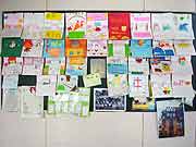 世界や日本全国から門脇小学校に寄せられたメッセージ (宮城県石巻市・門脇中学校内門脇小学校 2011年7月20日)