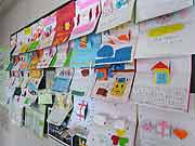 世界や日本全国から門脇小学校に寄せられたメッセージ (宮城県石巻市・門脇中学校内門脇小学校 2011年7月20日)