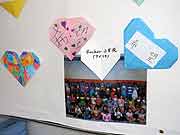 世界や日本全国から門脇小学校に寄せられたメッセージ (宮城県石巻市・門脇中学校内門脇小学校 2011年7月20日)