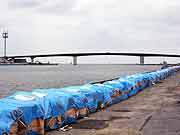 旧北上川沿いの様子 (宮城県石巻市・門脇町3丁目 2011年7月21日)