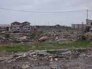 旧北上川沿いの門脇町2・3丁目の様子 (宮城県石巻市・門脇町2・3丁目 2011年7月21日)