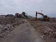 旧北上川沿いの門脇町2・3丁目の様子 (宮城県石巻市・門脇町2・3丁目 2011年7月22日)