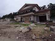 旧北上川沿いの門脇町2・3丁目の様子 (宮城県石巻市・門脇町2・3丁目 2011年7月22日)