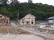 旧北上川沿いの門脇町2・3丁目の様子 (宮城県石巻市・門脇町2・3丁目 2011年7月22日)