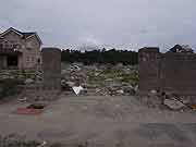 旧北上川沿いの門脇町2・3丁目の様子 (宮城県石巻市・門脇町2・3丁目 2011年7月22日)