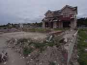 旧北上川沿いの門脇町2・3丁目の様子 (宮城県石巻市・門脇町2・3丁目 2011年7月22日)