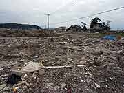 旧北上川沿いの門脇町2・3丁目の様子 (宮城県石巻市・門脇町2・3丁目 2011年7月22日)