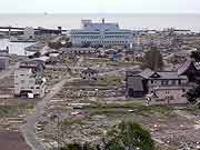 旧北上川沿いの門脇町2・3丁目の様子 (宮城県石巻市・門脇町2・3丁目 2011年7月22日)