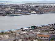 日和山からの旧北上川沿いの眺め (宮城県石巻市・門脇町3丁目 2011年7月21日)