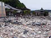 旧北上川沿いの門脇町2・3丁目の様子 (宮城県石巻市・門脇町2・3丁目 2011年7月22日)