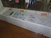 JR仙台駅構内ステンドグラス横に開設された「東日本大震災ボランティア・インフォメーションセンター・宮城」ブース。個人向けに社協の災害ボラ情報を提供する情報ボランティア。(宮城県仙台市青葉区 2011年7月24日)