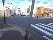 依然として消えたままの交差点の信号。警官が交通整理をする。(宮城県塩竈市 2011年7月24日)