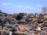 津波で被災した海蔵禅寺の墓地の様子(宮城県亘理町 2011年4月12日)