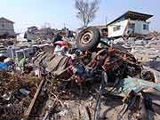 津波で被災した海蔵禅寺の墓地の様子(宮城県亘理町 2011年4月14日)