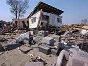 津波で被災した海蔵禅寺の墓地の様子(宮城県亘理町 2011年4月14日)