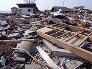 津波で被災した海蔵禅寺の墓地の様子(宮城県亘理町 2011年4月14日)