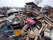 津波で被災した海蔵禅寺の墓地の様子(宮城県亘理町 2011年4月14日)
