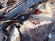 手向けられた線香(宮城県亘理町 2011年4月12日)