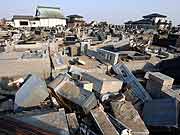 津波で被災した海蔵禅寺の墓地の様子(宮城県亘理町 2011年4月14日)