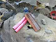 手向けられた線香(宮城県亘理町 2011年4月12日)