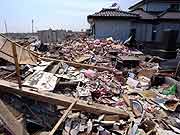 津波で被災した海蔵禅寺の墓地の様子(宮城県亘理町 2011年4月14日)