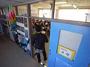 4年生の授業風景。作文を創作している。(宮城県石巻市・門脇小学校 青池憲司監督 2012年2月24日)