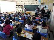 4年生の授業風景。作文を創作している。(宮城県石巻市・門脇小学校 青池憲司監督 2012年2月24日)