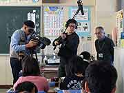 4年生の授業風景。作文を創作している。(宮城県石巻市・門脇小学校 青池憲司監督 2012年2月24日)