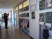 4年生の授業風景。作文を創作している。(宮城県石巻市・門脇小学校 青池憲司監督 2012年2月24日)